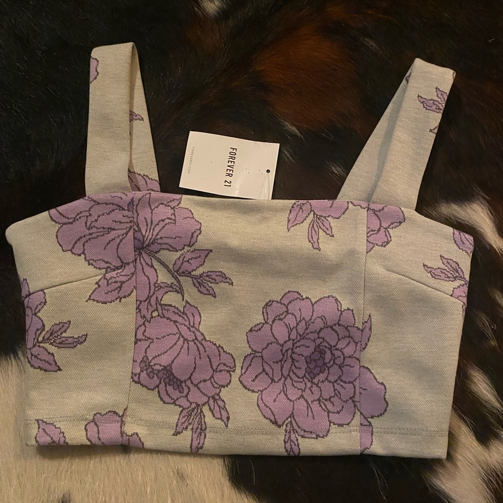 Island vibes 💜 tropical 🌴 🌼 Forever 21 Purple and gray flower 🌺 Floral Crop Top